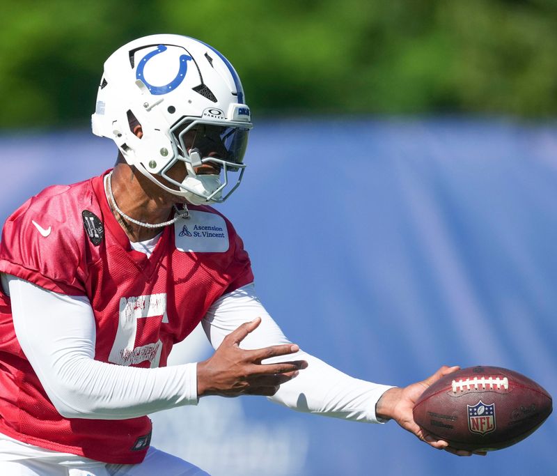 Indianapolis Colts quarterback Anthony Richardson Sr. (5) hands off a ball during the team’s minicamp Thursday, June 11, 2026, at the Indiana Farm Bureau Football Center in Indianapolis.