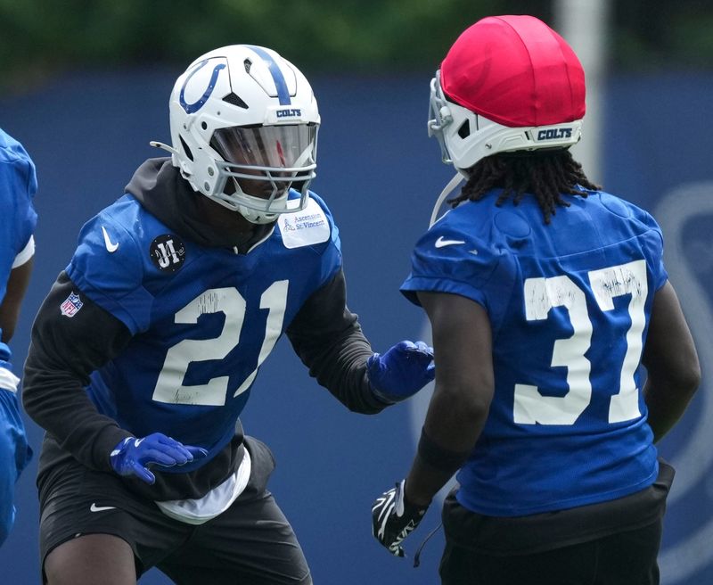 Indianapolis Colts running back DJ Giddens (21) blocks Indianapolis Colts running back Ulysses Bentley IV (37) during the teamâ€™s veteran minicamp Tuesday, June 9, 2026, at the Indiana Farm Bureau Football Center in Indianapolis.