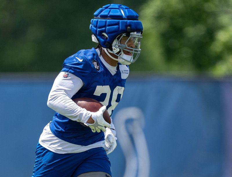 Indianapolis Colts running back Jonathan Taylor (28) takes a handoff down the field Wednesday, June 10, 2026, during minicamp at Indiana Farm Bureau Football Center in Indianapolis.