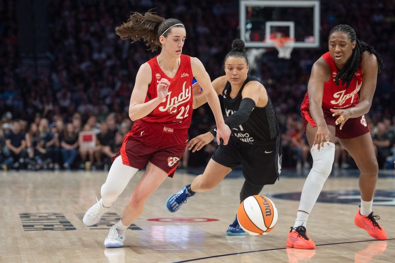 Aug 2, 2026; Minneapolis, Minnesota, USA; Indiana Fever guard Caitlin Clark (22) receives a pass from center-forward Aliyah Boston (7) with Minnesota Lynx guard Kayla McBride (21) defending in the fourth quarter at Target Center.