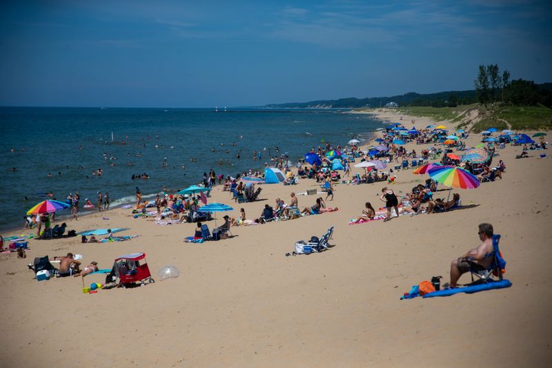 Saugatuck City Council approved an agreement April 13 allowing a local eatery to operate the concession stand at Oval Beach in 2026.