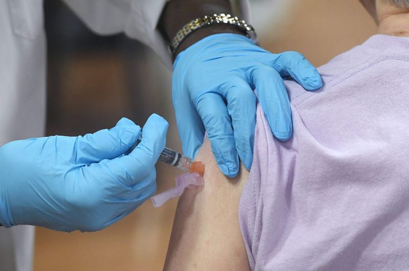 A flu shot is administered during a flu-shot clinic at the Zem Zem Shrine Club in Erie, Pennsylvania on Sept. 3, 2024.