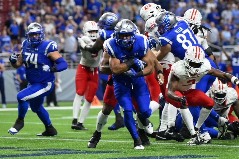 Jun 8, 2025; St. Louis, MO, USA; St. Louis Battlehawks running back Jacob Saylors (15) runs for a touchdown against the DC Defenders during the second quarter at The Dome at America’s Center. Mandatory Credit: Jeff Le-Imagn Images