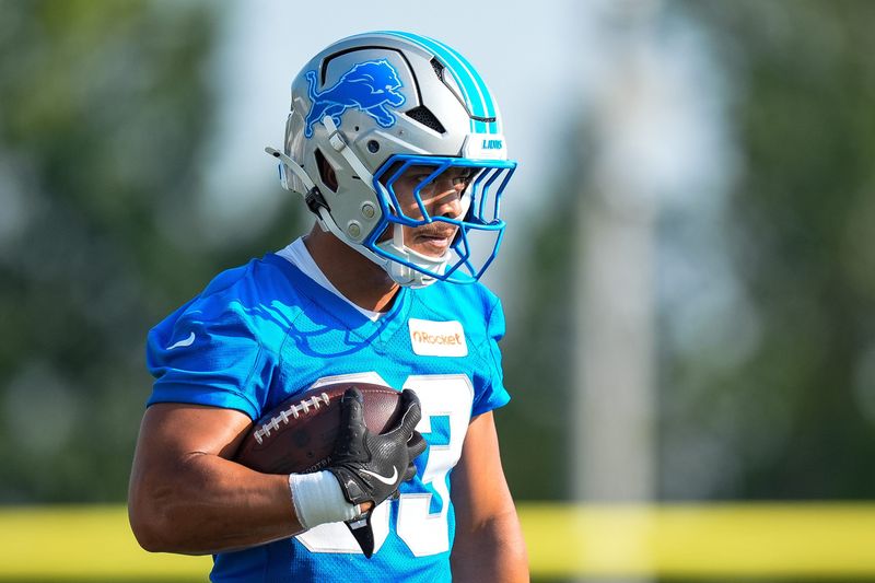 Detroit Lions running back Sione Vaki (33) practices during training camp at Meijer Performance Center in Allen Park on Monday, July 21, 2025.
