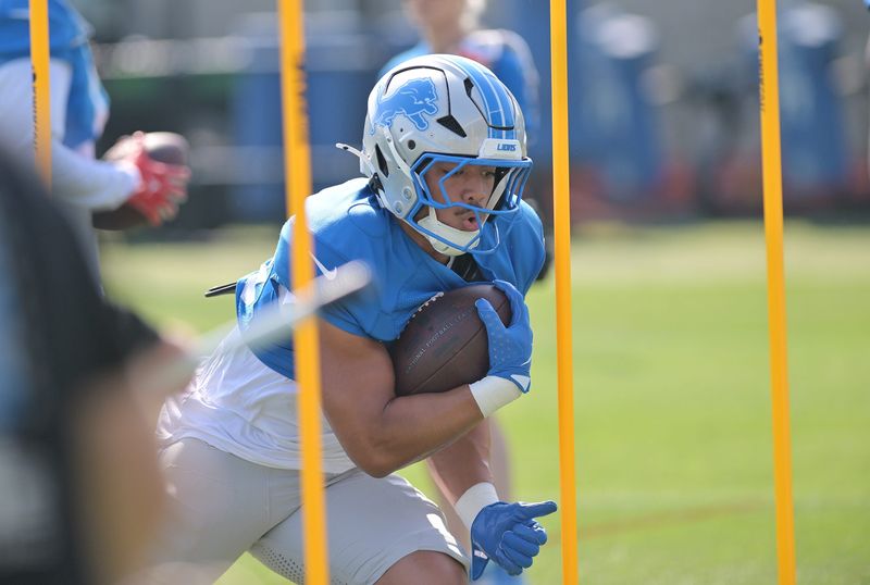 Sione Vaki could carve out a larger role at running back this season for the Lions.