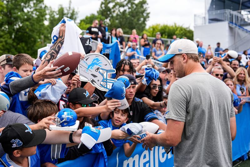 Detroit Lions quarterback Jared Goff (16) signs autographs for fans after practice at training camp at Meijer Performance Center in Allen Park on Thursday, August 21, 2025.