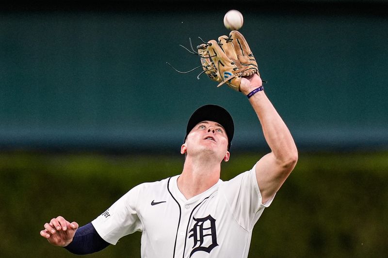 Detroit Tigers shortstop Trey Sweeney (27) catches for a line out against New York Mets during the fifth inning at Comerica Park in Detroit on Tuesday, September 2, 2025.