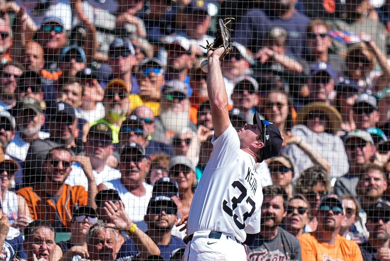 Detroit Tigers third base Colt Keith (33) tries to catch a foul ball against Cleveland Guardians during the second inning at Comerica Park in Detroit on Thursday, Sept. 18, 2025.