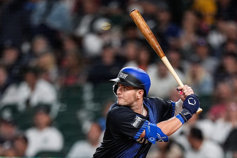 Detroit Tigers third baseman Jace Jung (17) bats against Atlanta Braves during the ninth inning at Comerica Park in Detroit on Friday, Sept. 19, 2025.