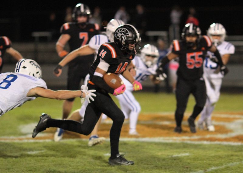 Darren Speelman breaks free for a 59-yard TD run for the Trojans.