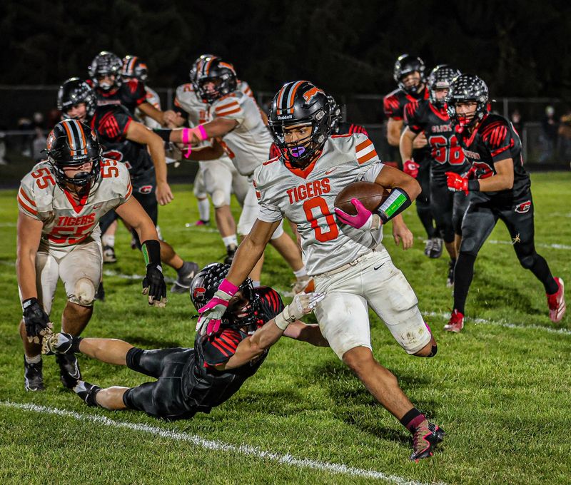 Hudson's Beckett Campbell (0) turns the corner on his way to another big gain Friday night.