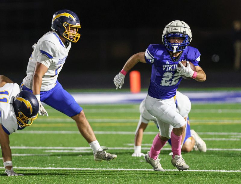 Dundee's Angelo Graves runs for a touchdown as Justin Crozier and Kaden Gerth during a 63-38 Ida win on Friday, Oct. 10, 2025.