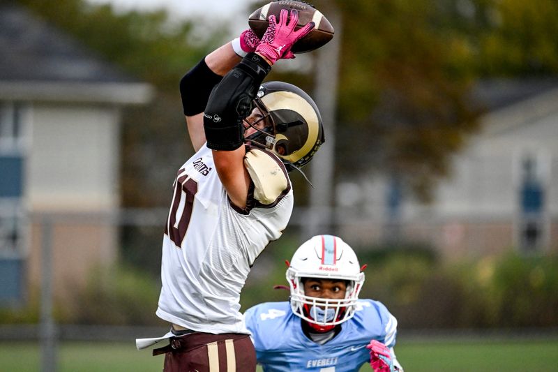 Holt's Bryson DeSmith catches a pass against Everett during the first quarter on Friday, Oct. 17, 2025, at Everett High School.