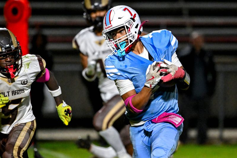 Everett's Isaiah Fundunburks runs after a catch against Holt during the fourth quarter on Friday, Oct. 17, 2025, at Everett High School.