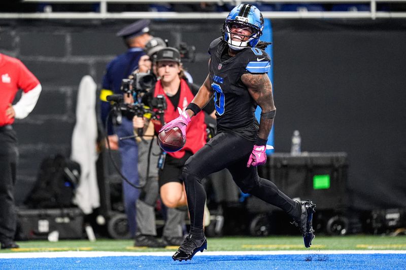 Detroit Lions running back Jahmyr Gibbs (0) runs for a touchdown against Tampa Bay Buccaneers during the first half at Ford Field in Detroit on Monday, Oct. 20, 2025.