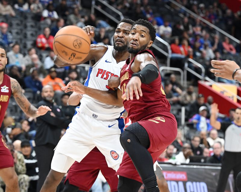 Paul Reed, left, and the Pistons split the four-game regular-season series against Donovan Mitchell (45) and the Cavaliers.