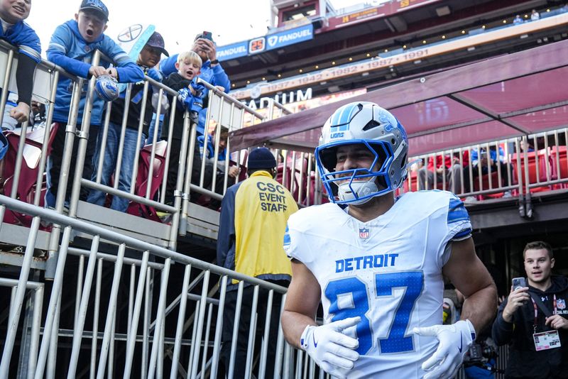Detroit Lions tight end Sam LaPorta (87) runs out of the tunnel for warmup ahead of the Washington Commanders game at Northwest Stadium in Landover, Md. on Sunday, November 9, 2025.