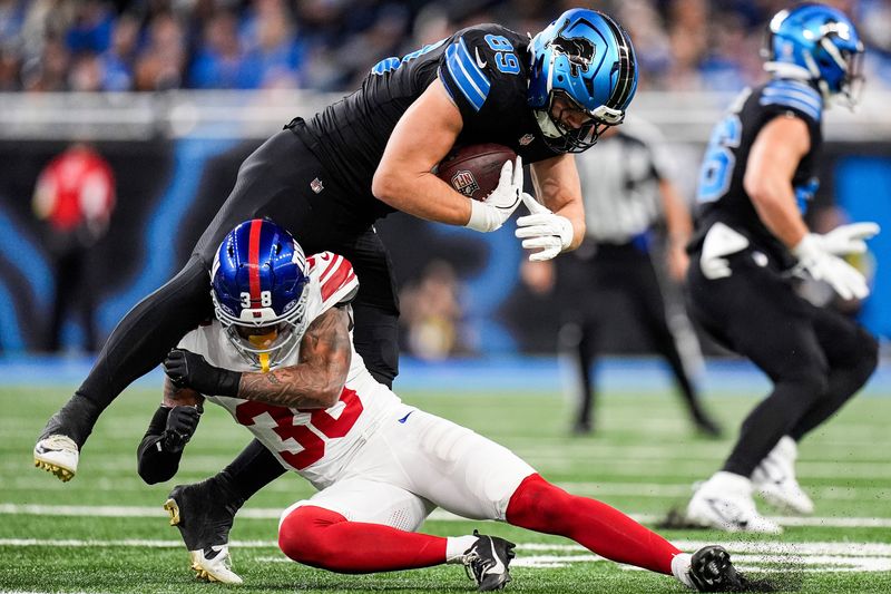 Detroit Lions tight end Brock Wright (89) makes a catch against New York Giants cornerback Korie Black (38) during the first half at Ford Field in Detroit on Sunday, Nov. 23, 2025.
