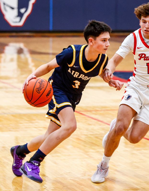 Evan Mullins looks for an opening for Airport during a 61-42 loss to Livonia Franklin on Monday, Dec. 22, 2025.
