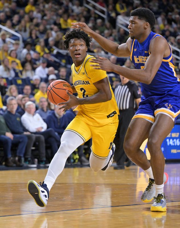 Michigan guard L.J. Cason (2), who was a key contributor last season before suffering a torn ACL, plans to enter the transfer portal.