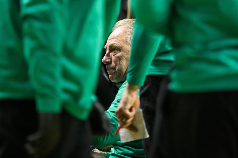 ]Michigan State Spartans head coach Tom Izzo in a timeout during the second half against the Oregon Ducks at Matthew Knight Arena in Eugene, Oregon, on Tuesday, Jan. 20, 2026.