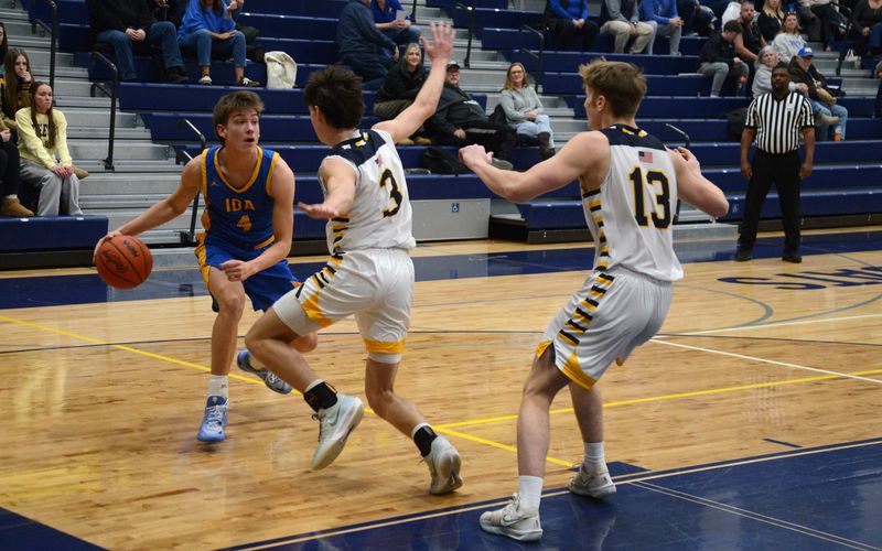 Ida's Owen Snyder looks for a way to get around Whiteford defenders Caden Schroyer (3) and Cole Griffith on Wednesday, Feb. 4, 2026.