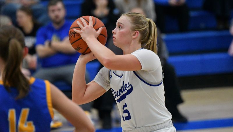 Lacy Evans of Dundee lines up a shot during a 37-31victory over Ida on Tuesday, Feb. 24, 2026.