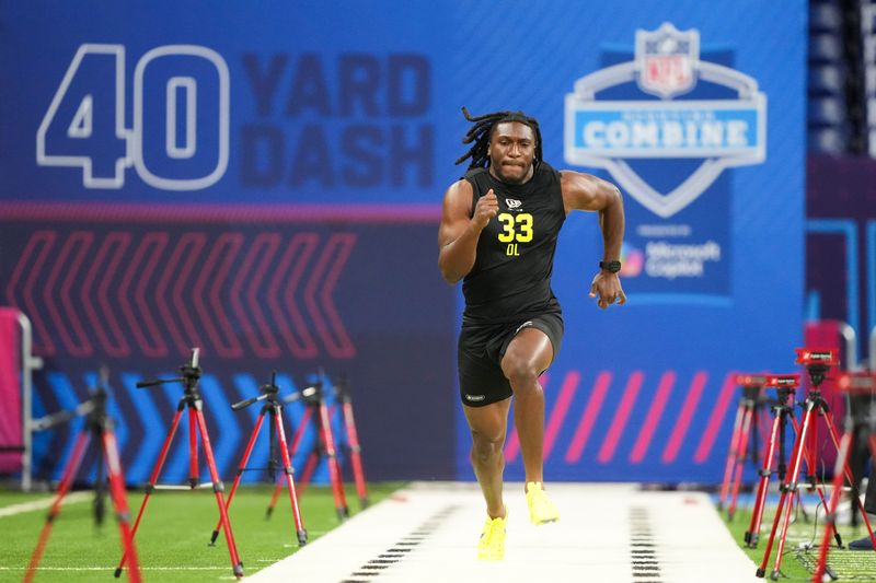 Feb 26, 2026; Indianapolis, IN, USA; Michigan defensive lineman Jaishawn Barham (DL33) runs the 40-yard dash during the NFL Scouting Combine at Lucas Oil Stadium. Mandatory Credit: Kirby Lee-Imagn Images