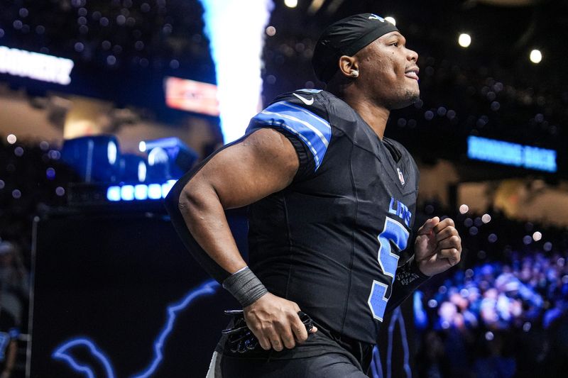 Detroit Lions running back David Montgomery (5) runs onto the field for first half against Tampa Bay Buccaneers at Ford Field in Detroit on Monday, Oct. 20, 2025.