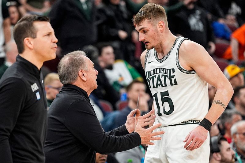 Michigan State head coach Tom Izzo talks to center Carson Cooper (15) during the second half of Big Ten tournament quarterfinal at United Center in Chicago on Friday, March 13, 2026.