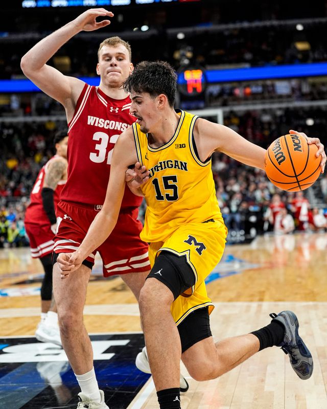 Michigan center Aday Mara (15) dribbles against Wisconsin forward Aleksas Bieliauskas (32) during the second half of Big Ten Tournament semifinal at United Center in Chicago on Saturday, March 14, 2026.