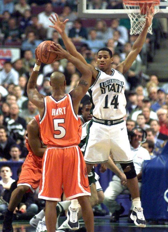 Michigan State's Charlie Bell, right, defends Syracuse's Jason Hart during the Spartans' 75-58 win over Syracuse in the 2000 Sweet 16 at the Palace of Auburn Hills.
