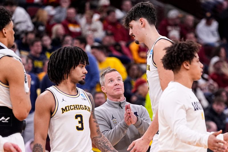 Michigan head coach Dusty May talks to center Aday Mara, right, at halftime during the first half of the NCAA Tournament Sweet 16 game against Alabama at United Center in Chicago on Friday, March 27, 2026.