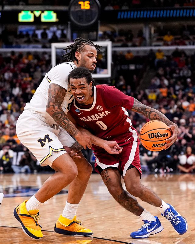 Michigan guard Roddy Gayle Jr. (11) defends Alabama guard Labaron Philon (0) during the first half of NCAA Tournament Sweet 16 round at United Center in Chicago on Friday, March 27, 2026.