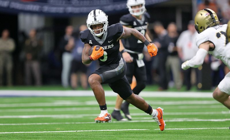 Nov 29, 2025; San Antonio, Texas, USA; UTSA Roadrunners running back Robert Henry Jr. (3) runs with the ball against the Army Black Knights during the first half at the Alamodome. Mandatory Credit: Danny Wild-Imagn Images