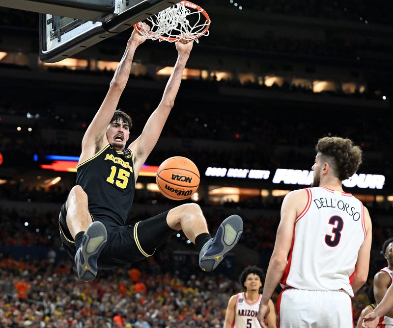 Michigan center Aday Mara dunks in front of Arizona guard Anthony Dell'orso in the second half.