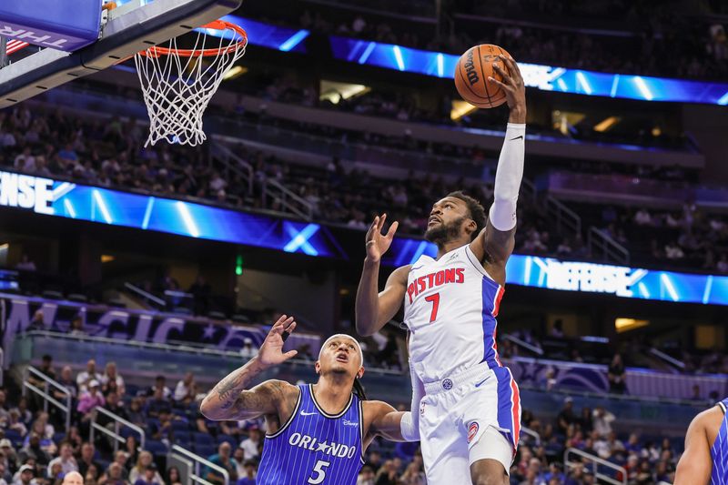 Detroit Pistons forward Paul Reed (7) goes to the basket against Orlando Magic forward Paolo Banchero (5) during the first quarter at Kia Center.