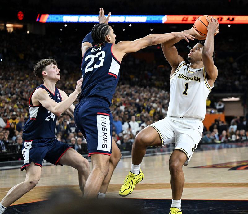 Trey McKenney (1) and the Wolverines will face UConn in a national title game rematch in the first week of the 2026-27 season.