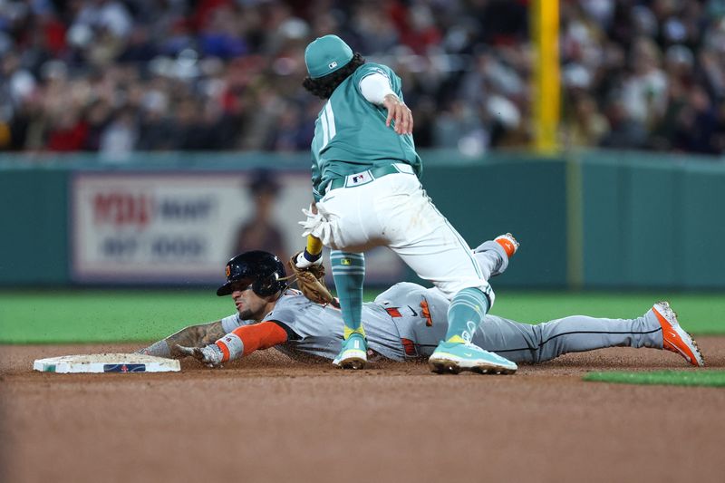 Javy Báez, here being tagged out in the night inning, was the focus of some tricky strategy decisions on Friday.