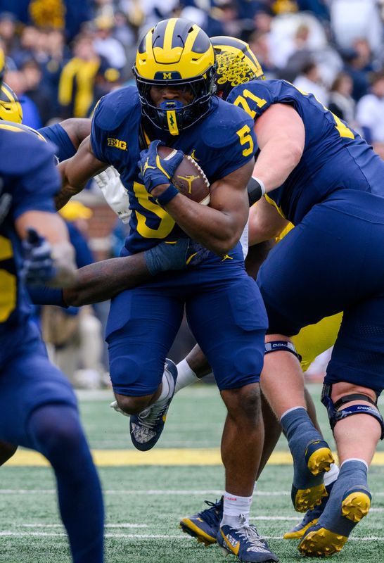 Blue team freshman RB Savion Hiter runs the ball during the Maize vs. Blue Spring Game.