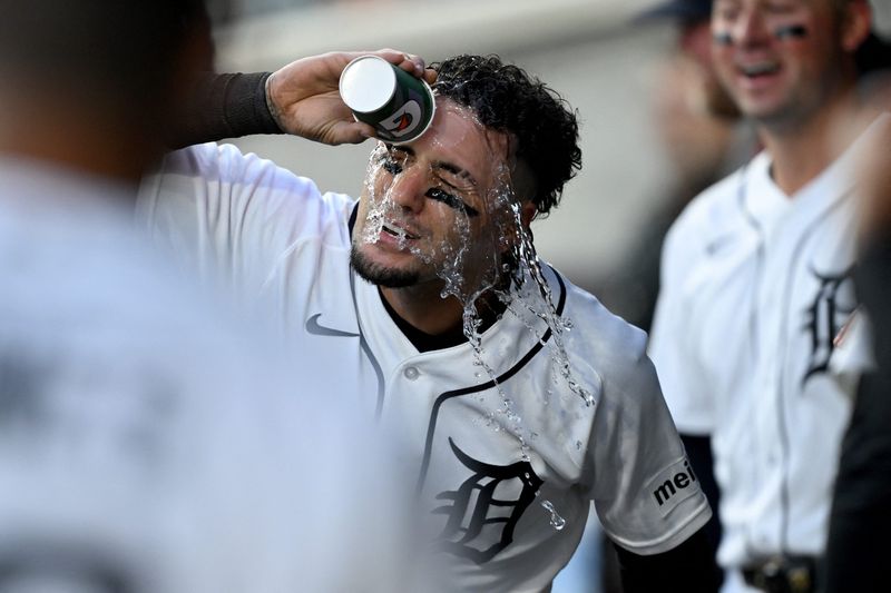 Apr 22, 2026; Detroit, Michigan, USA; Detroit Tigers shortstop Javier B‡ez (28) pours water on his face in the dugout after going from first to home on a double by teammate Kevin McGonigle (not pictured) against the Milwaukee Brewers in the fifth inning at Comerica Park. Mandatory Credit: Lon Horwedel-Imagn Images