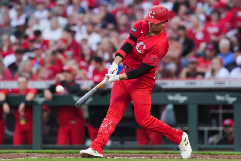 Cincinnati Reds designated hitter Nathaniel Lowe (31) hits a solo home run against the Detroit Tigers in the first inning.
