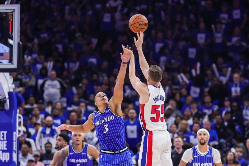 Apr 27, 2026; Orlando, Florida, USA; Detroit Pistons forward Duncan Robinson (55) shoots against Orlando Magic guard Desmond Bane (3) during the second half during game four of the first round of the 2026 NBA Playoffs at Kia Center. Mandatory Credit: Mike Watters-Imagn Images