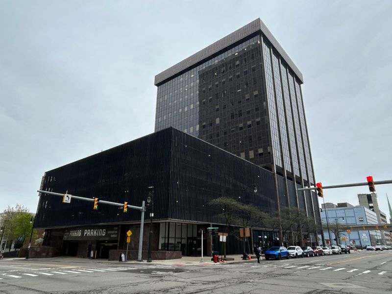 The Fort Washington Plaza building would be razed under the new hotel plan.