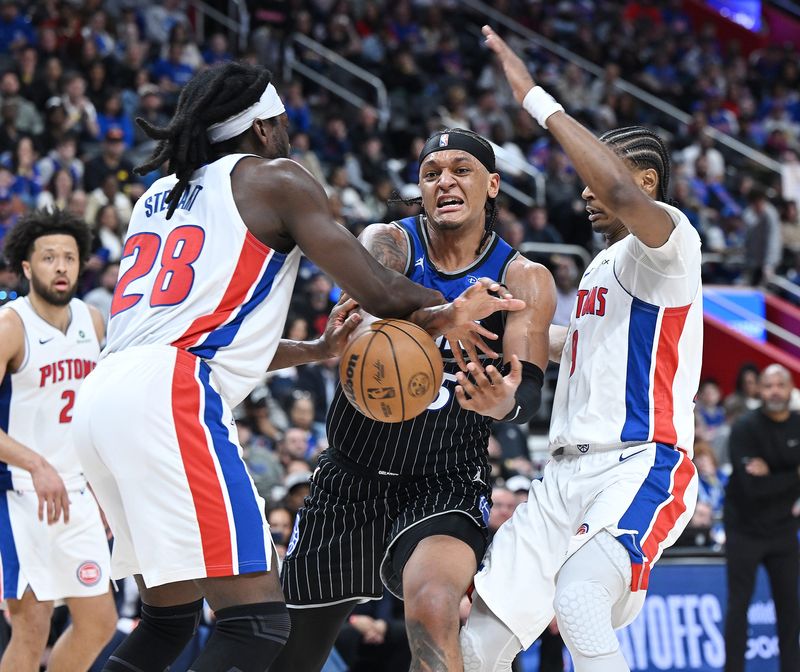 Orlando Magic forward Paolo Banchero (5) loses control of the ball under the defensive pressure of Detroit Pistons forward/center Isaiah Stewart (28) and Detroit Pistons guard/forward Ausar Thompson (9) in the second half. Detroit Pistons vs Orlando Magic, Round 1/Game 5 at Little Caesars Arena on Wednesday, April 29, 2026, in Detroit, Mich