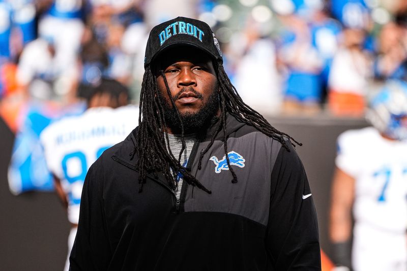 Detroit Lions defensive tackle Alim McNeill (54) watches warmup ahead of Cincinnati Bengals game at Paycor Stadium in Cincinnati on Sunday, Oct. 5, 2025.