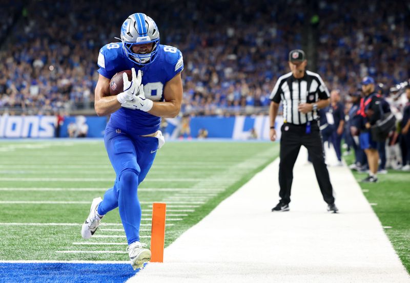 Sep 14, 2025; Detroit, Michigan, USA; Detroit Lions tight end Brock Wright (89) carries the ball for a touchdown against the Chicago Bears during the second quarter of the game at Ford Field. Mandatory Credit: David Reginek-Imagn Images