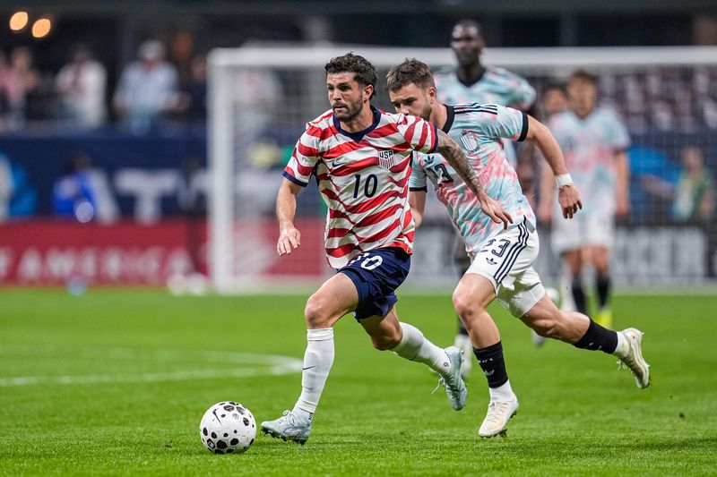 Christian Pulisic (10), who has ties to the state of Michigan, is on the U.S. men's World Cup roster.