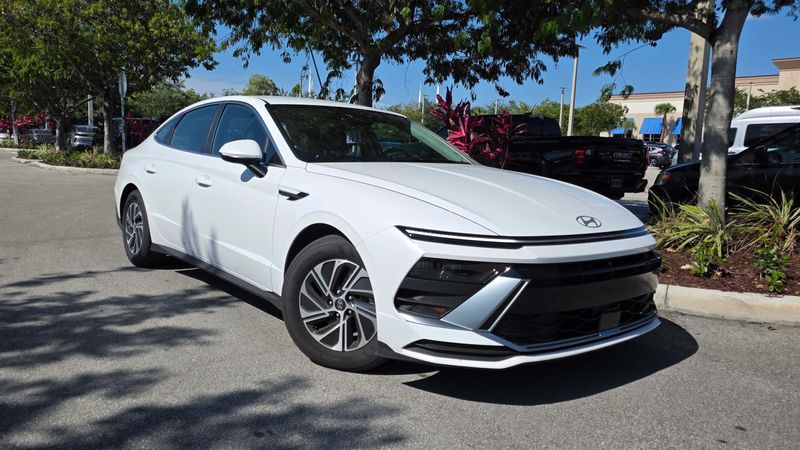 At just over $30k, the 2026 Hyundai Sonata Blue Hybrid offers tech and styling befitting cars costing $20k more.
