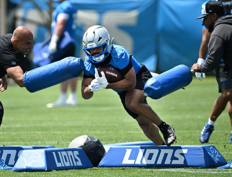 Lions running back Jacob Saylors had a couple of explosive plays in Monday's training camp practice.